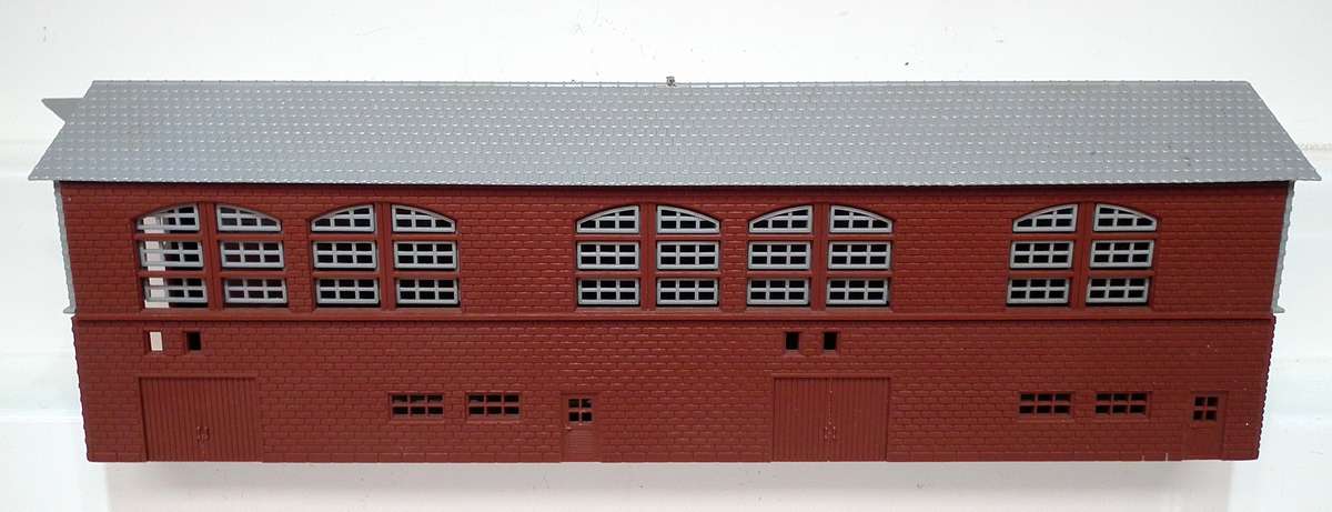 LIMA HO:  Plastic Engine Shed in Good Un-Boxed Condition.(Italy)