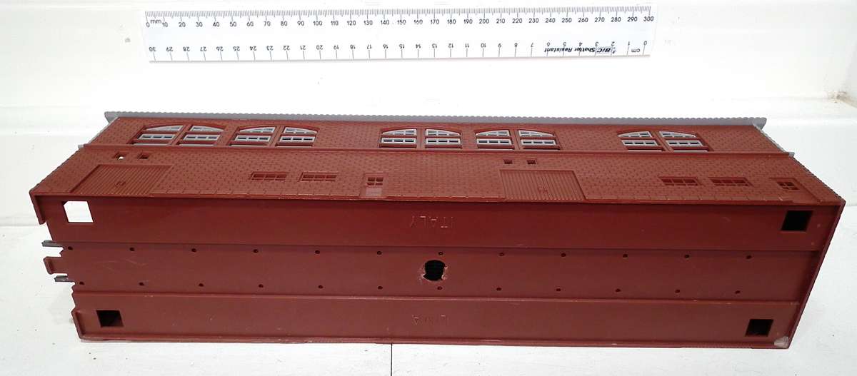 LIMA HO:  Plastic Engine Shed in Good Un-Boxed Condition.(Italy)