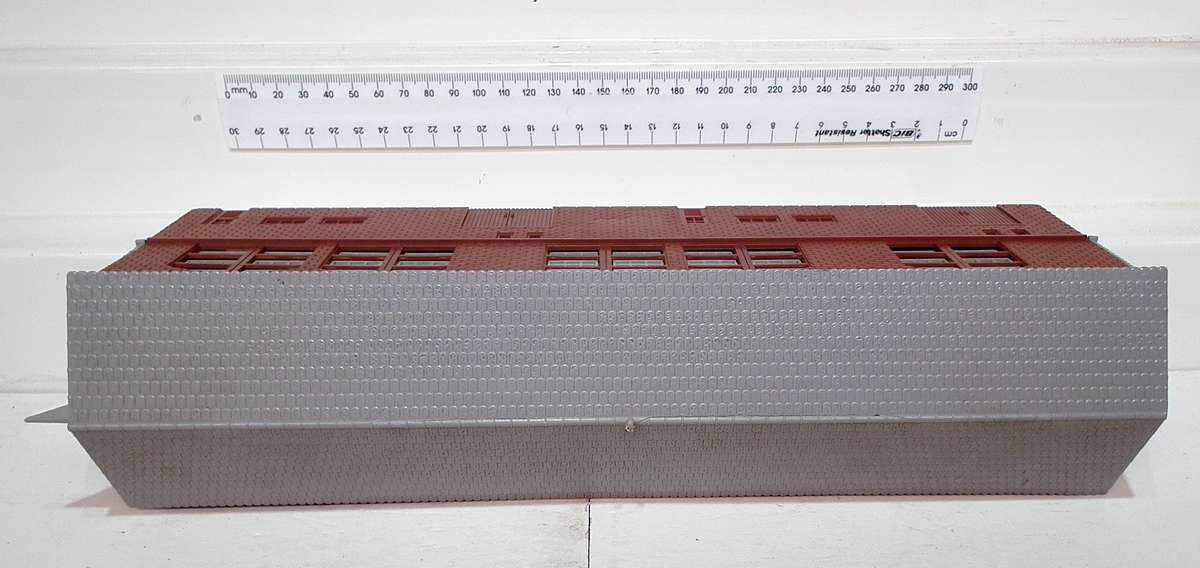 LIMA HO:  Plastic Engine Shed in Good Un-Boxed Condition.(Italy)