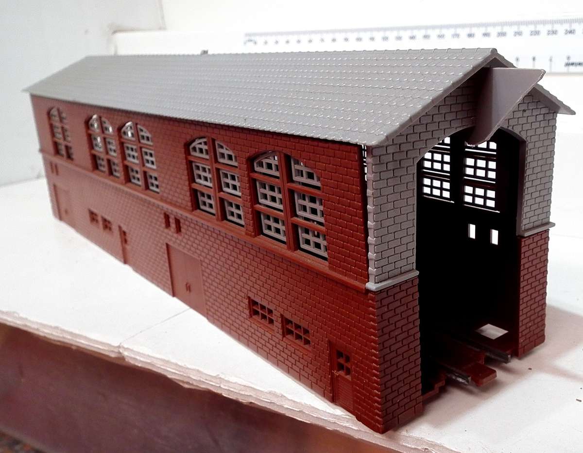 LIMA HO:  Plastic Engine Shed in Good Un-Boxed Condition.(Italy)