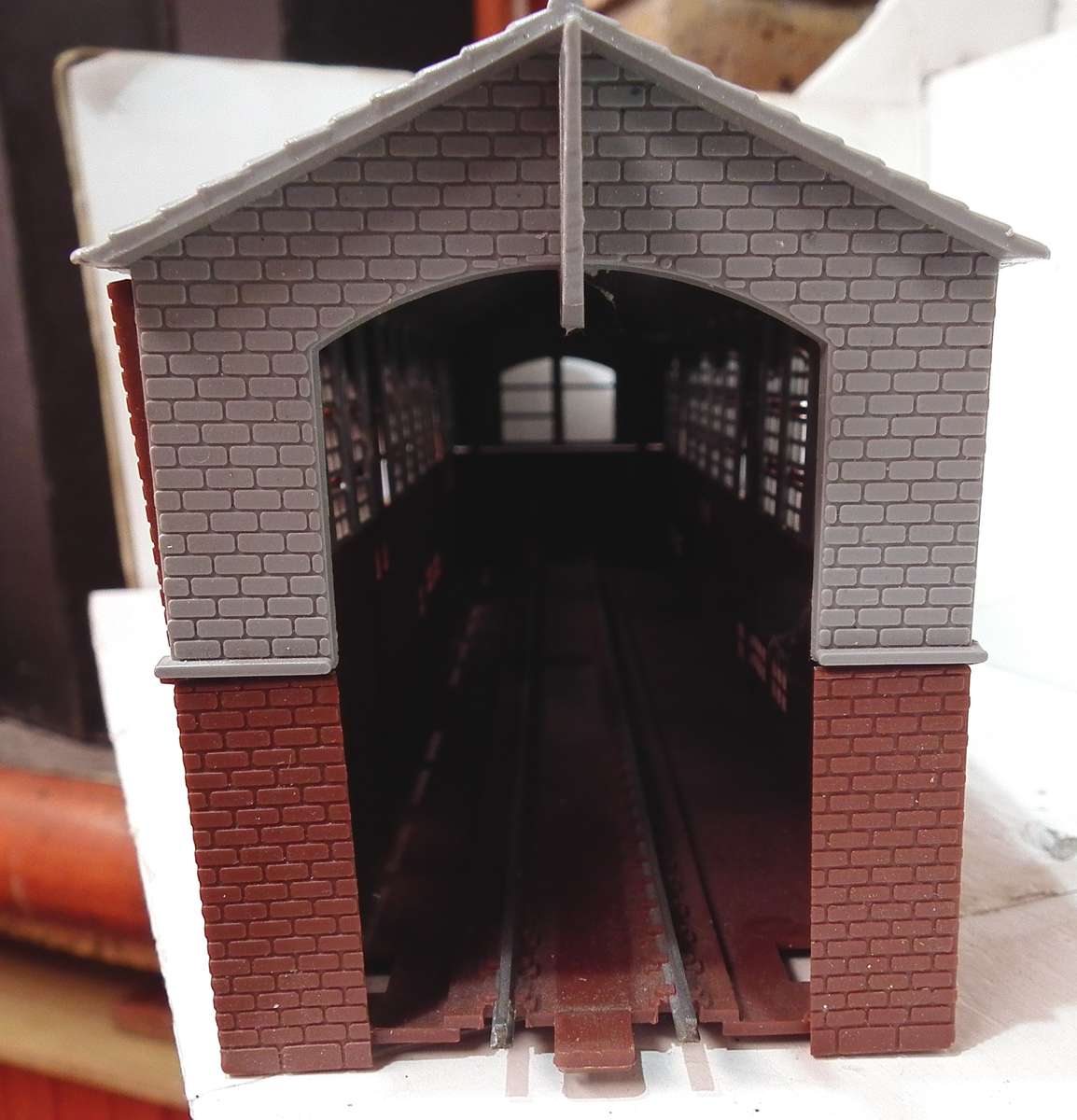 LIMA HO:  Plastic Engine Shed in Good Un-Boxed Condition.(Italy)