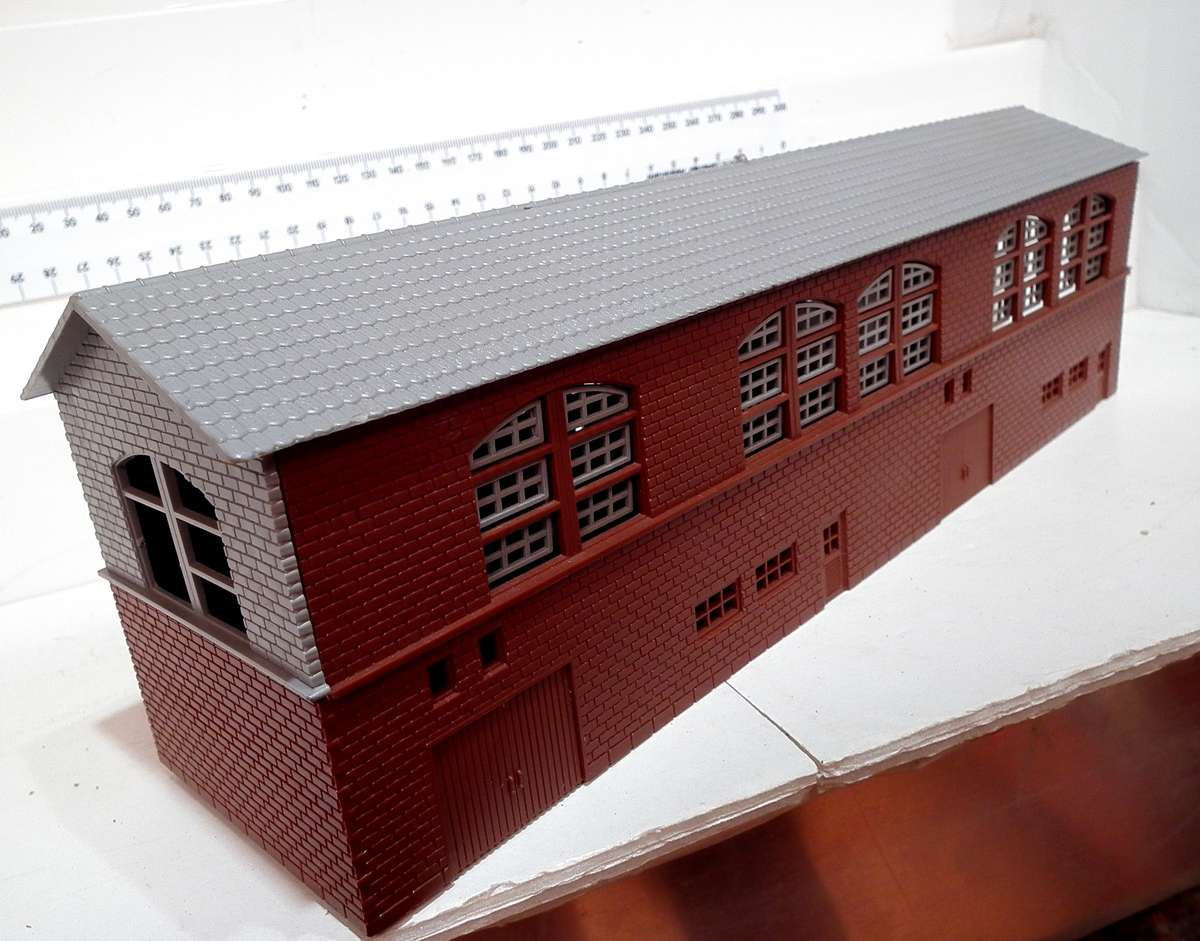 LIMA HO:  Plastic Engine Shed in Good Un-Boxed Condition.(Italy)