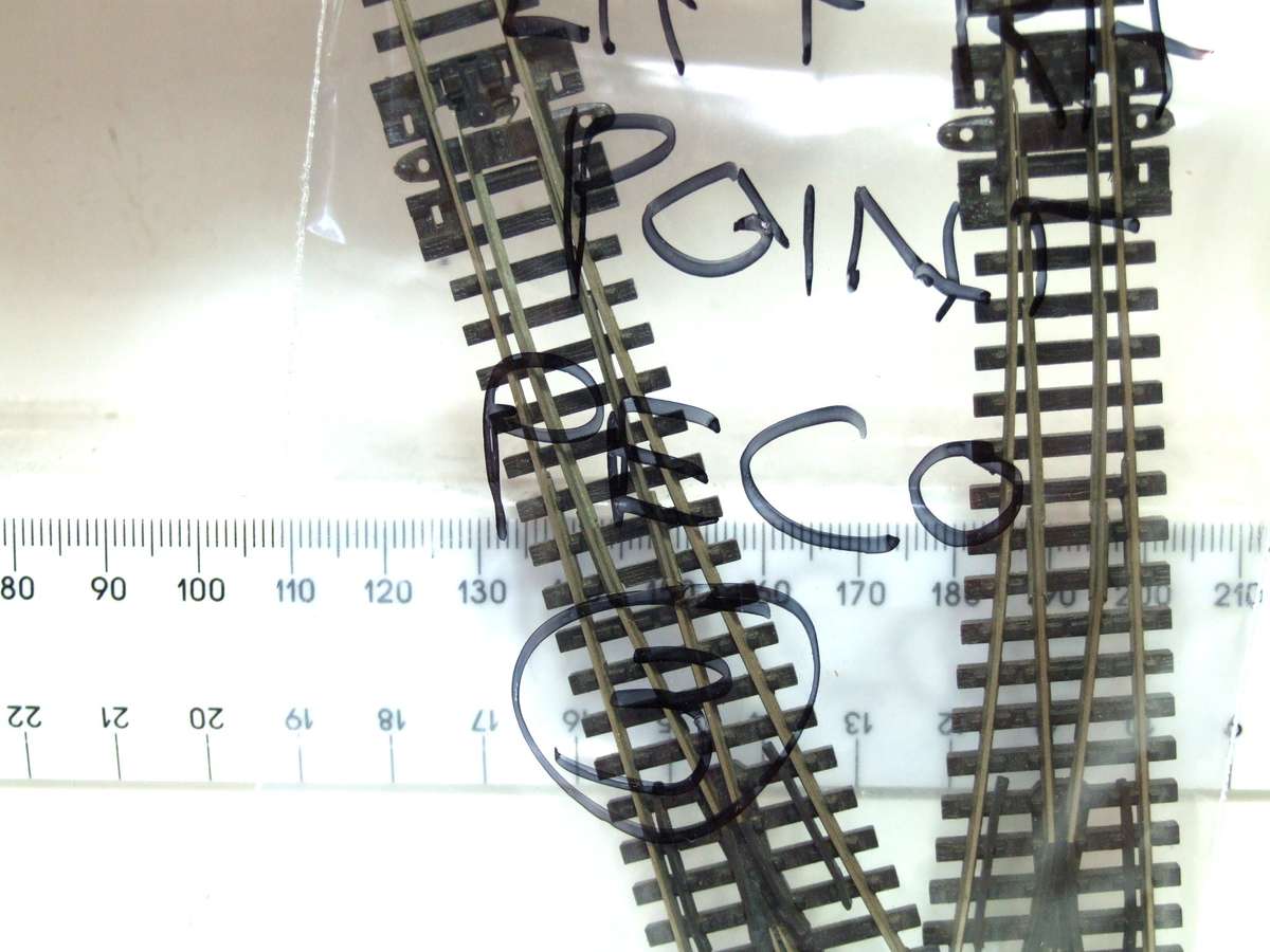 PECO N: These Nickel Silver Points LH + RH are up for Auction in GOOD Used Condition.(England)