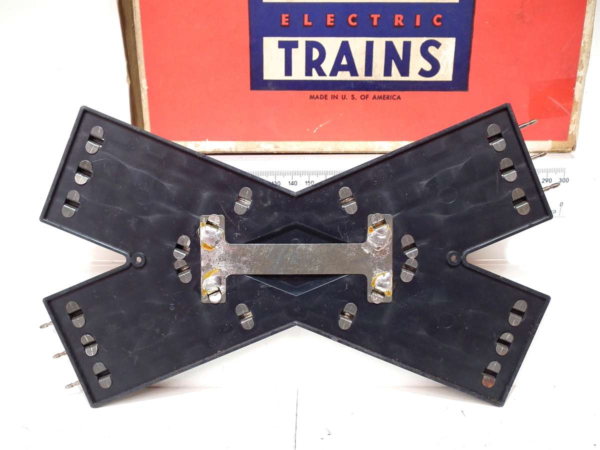 LIONEL O:  Vintage 3 Rail Figure Eight Crossover Metal Track in Fair Used, boxed Condition(USA)