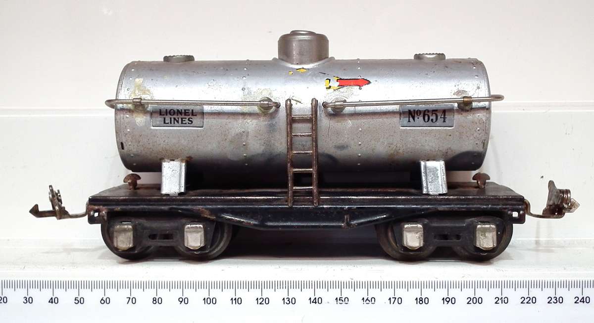 LIONEL O: Pre-War Single Dome Tank Car in Fair Used, Un-boxed condition(USA)