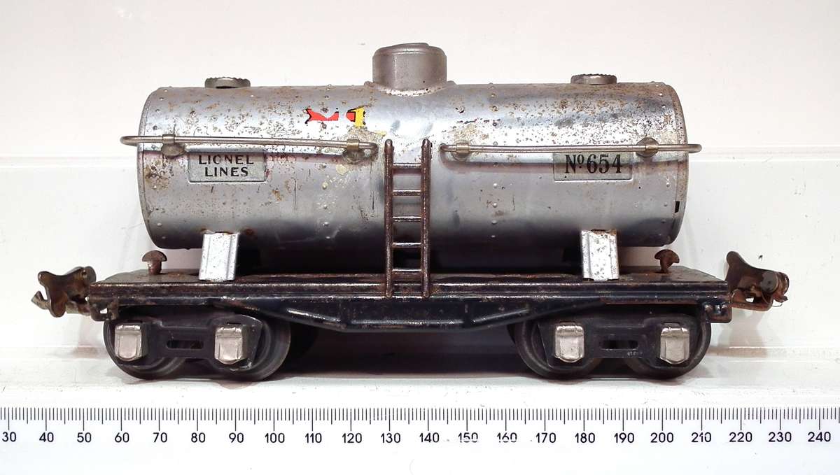 LIONEL O: Pre-War Single Dome Tank Car in Fair Used, Un-boxed condition(USA)
