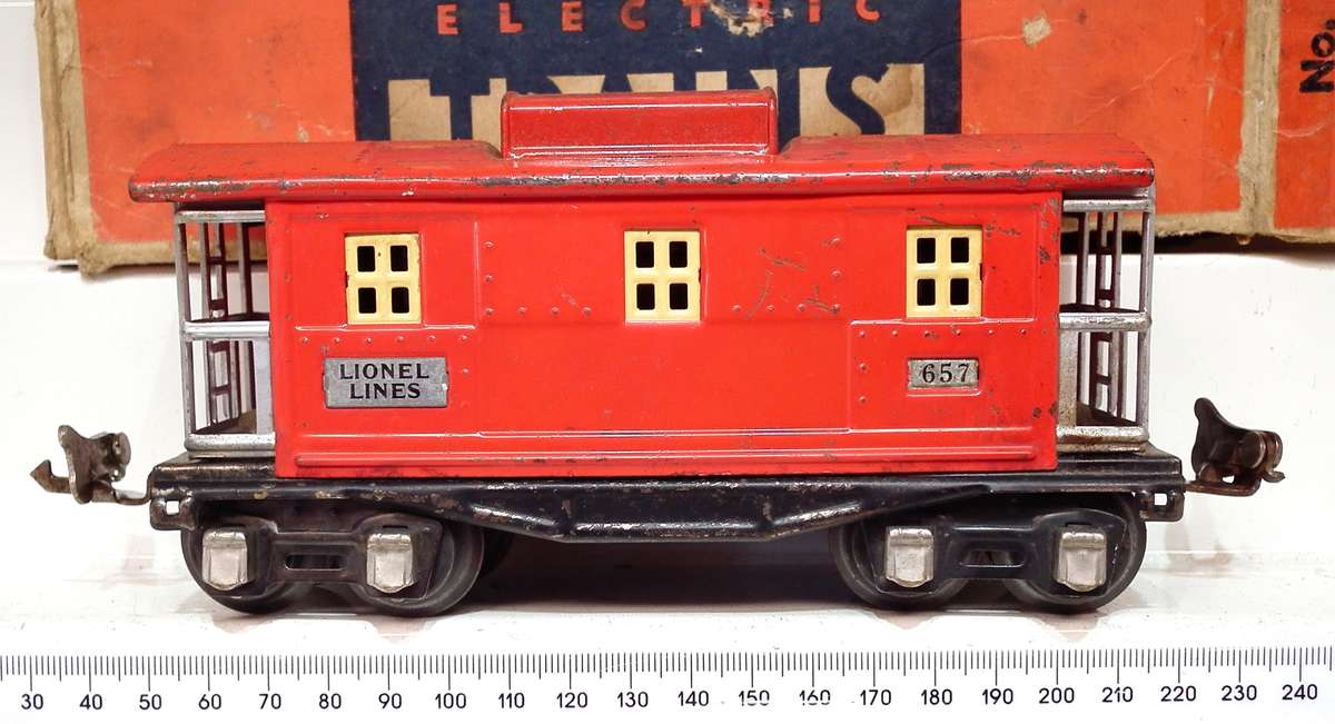 LIONEL O: Pre-War Caboose in Fair Used, Boxed condition(USA)