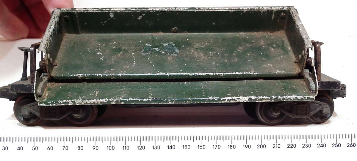 LIONEL O:  Vintage "LIONELLINES" Auto Unload Car in Fair Used, Un-Boxed condition(USA)