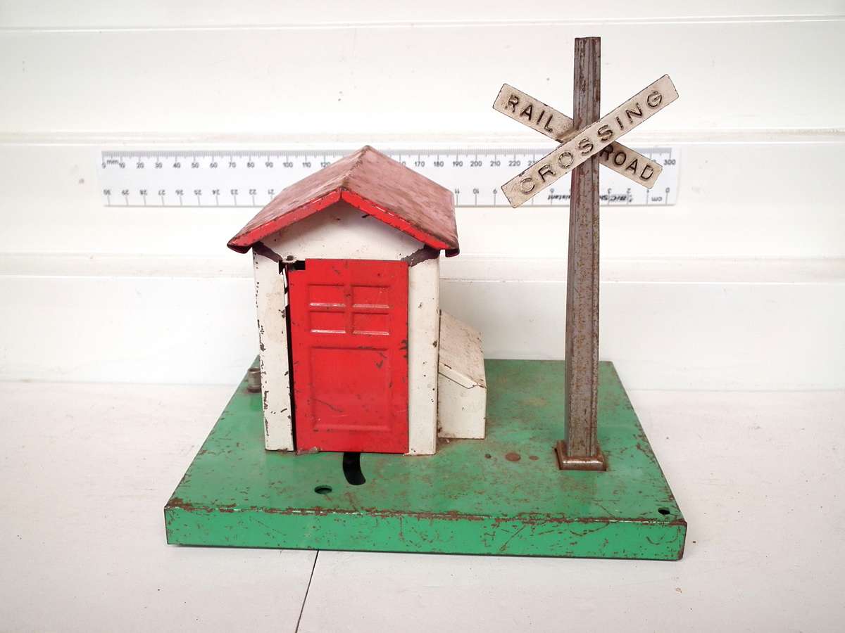 LIONEL O:  Vintage Rail Crossing with Guard  in fair Used Condition.(USA)