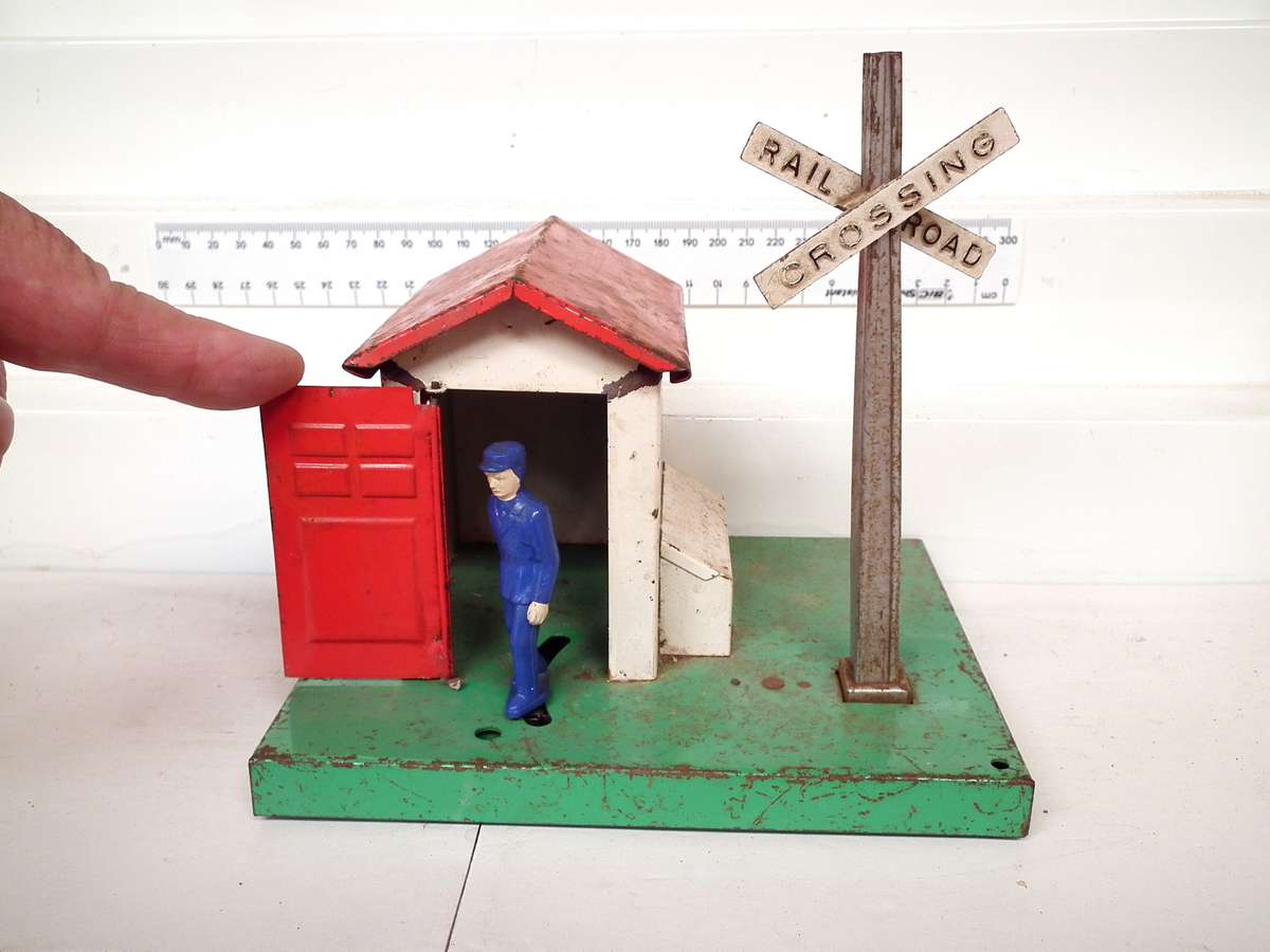 LIONEL O:  Vintage Rail Crossing with Guard  in fair Used Condition.(USA)