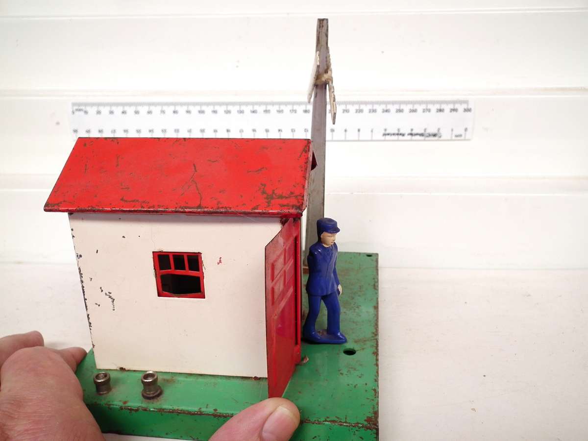 LIONEL O:  Vintage Rail Crossing with Guard  in fair Used Condition.(USA)