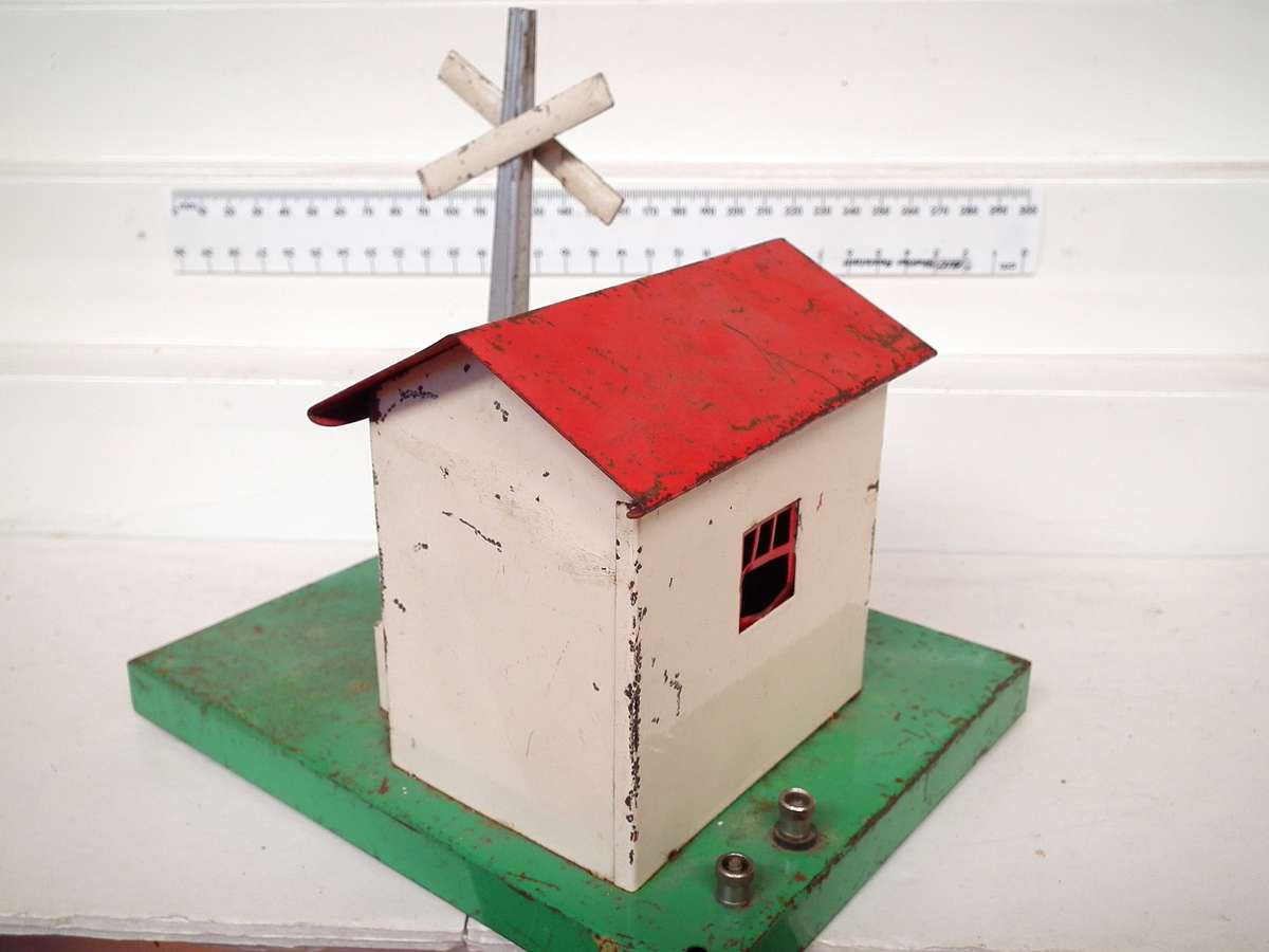 LIONEL O:  Vintage Rail Crossing with Guard  in fair Used Condition.(USA)