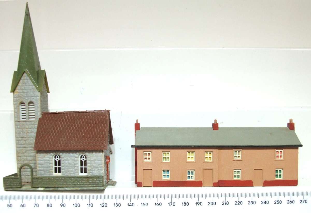 SCENERY N:  2x Plastic Structures in Good Used Condition.