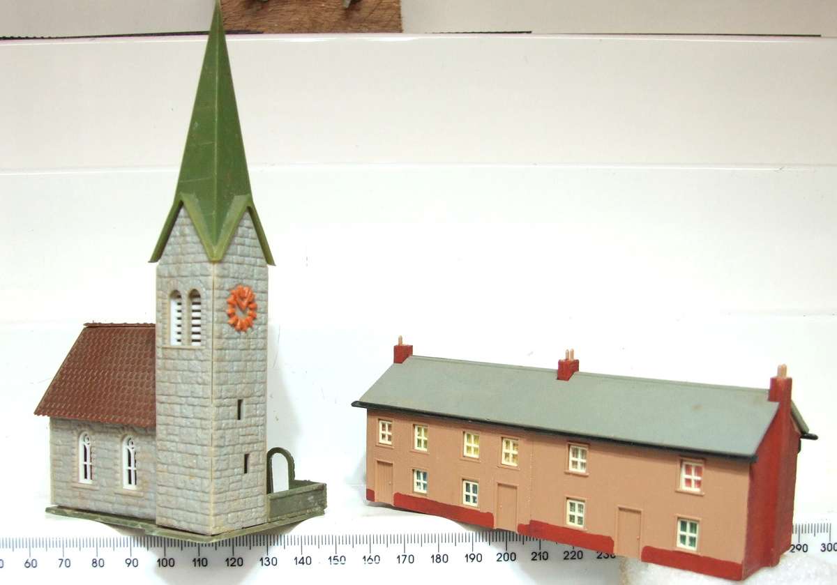 SCENERY N:  2x Plastic Structures in Good Used Condition.