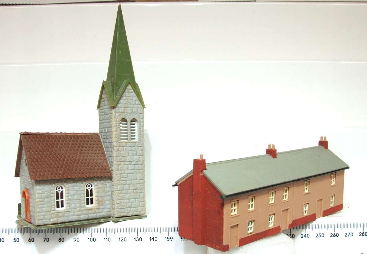 SCENERY N:  2x Plastic Structures in Good Used Condition.