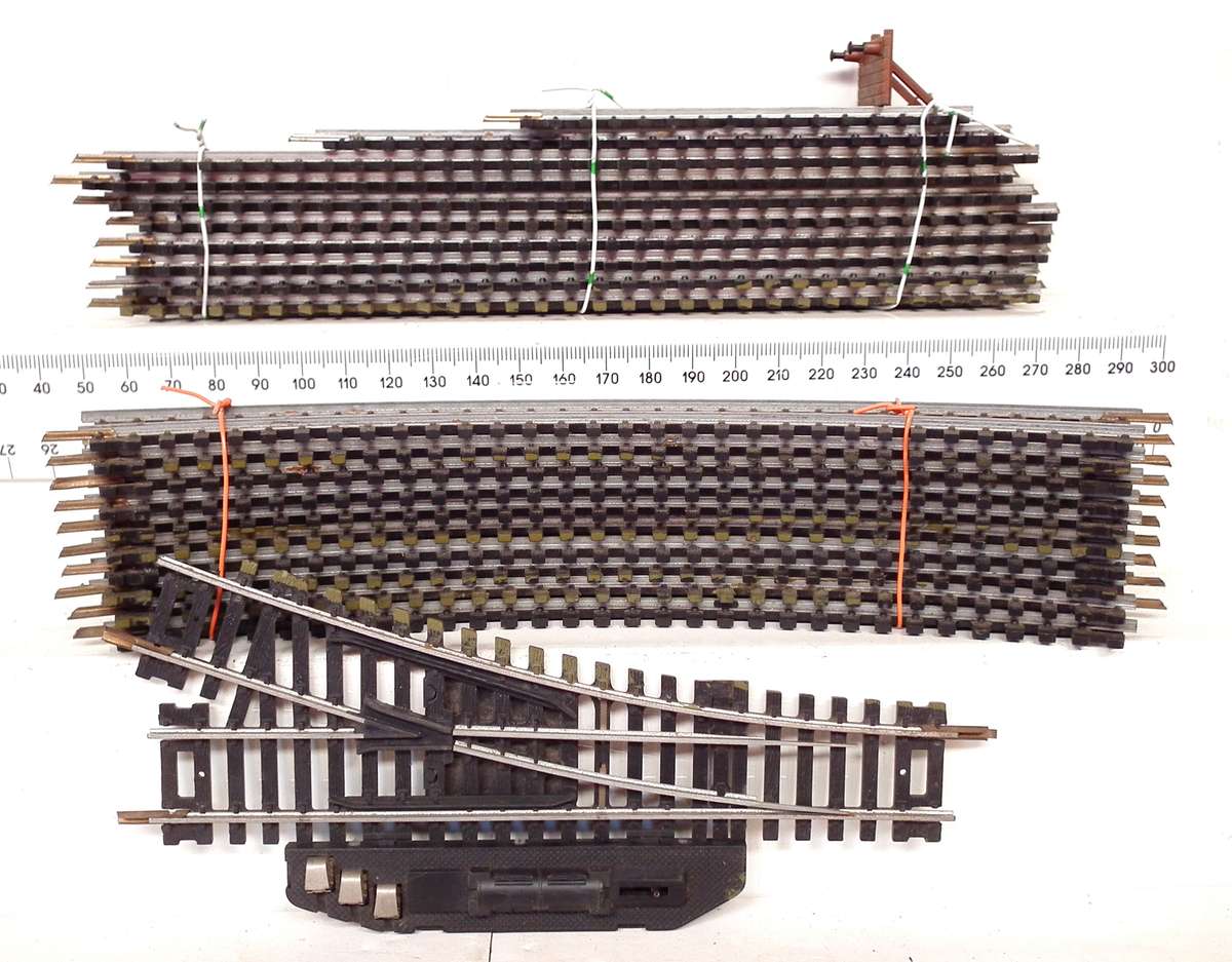 LIMA HO: Complete 21pc Oval Metal Track with Turnout and Buffer Stop in Good Used Condition.(Italy)