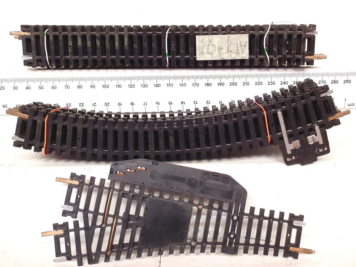 LIMA HO: Complete 21pc Oval Metal Track with Turnout and Buffer Stop in Good Used Condition.(Italy)