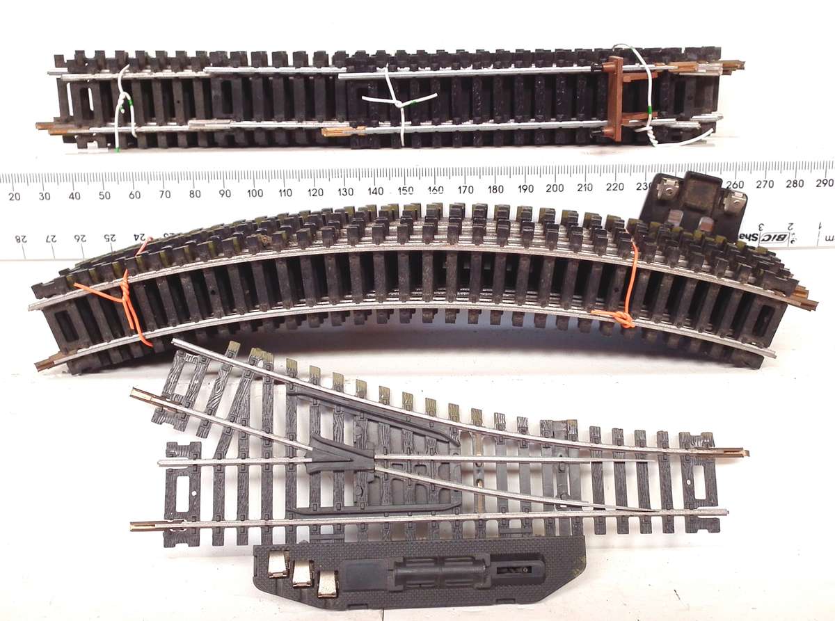 LIMA HO: Complete 21pc Oval Metal Track with Turnout and Buffer Stop in Good Used Condition.(Italy)