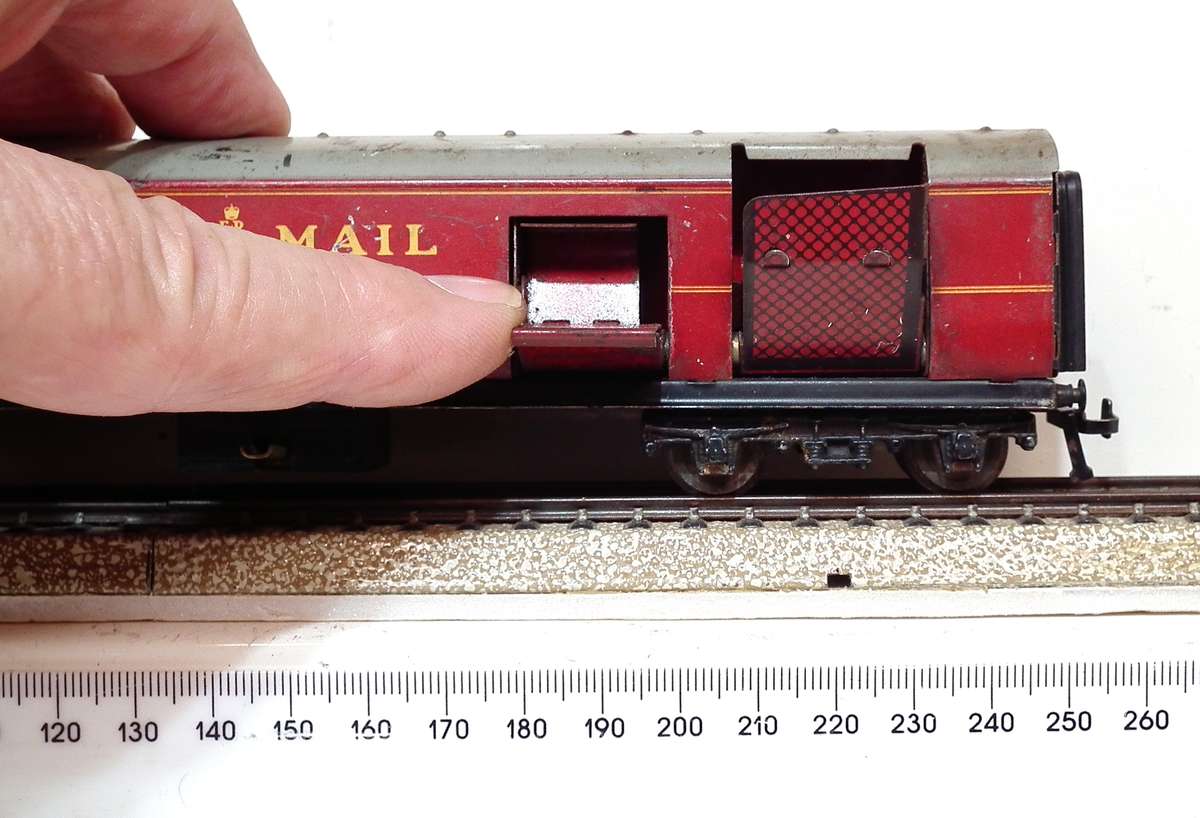 HORNBY DUBLO OO: Vintage English All Metal Royal Mail Coach in Fair Un-Boxed condition(England)