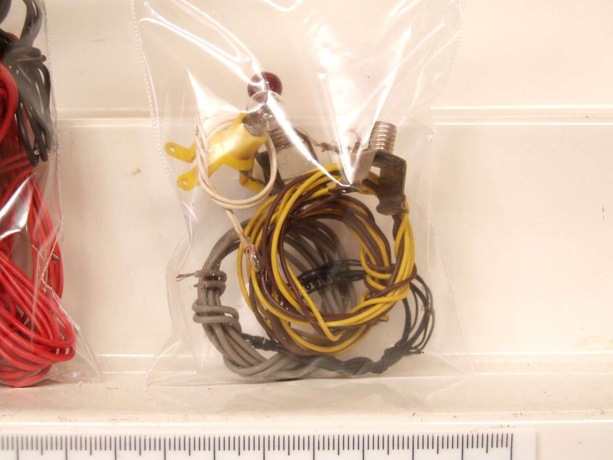 WIRE HO/OO: On Auction is this Lot of Wires, some with Fishplates in usable condition.