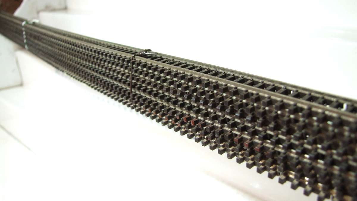 PECO N: This 7pc 600mm Long Nickel Silver Flex Track is in Fair Used Condition.(England)