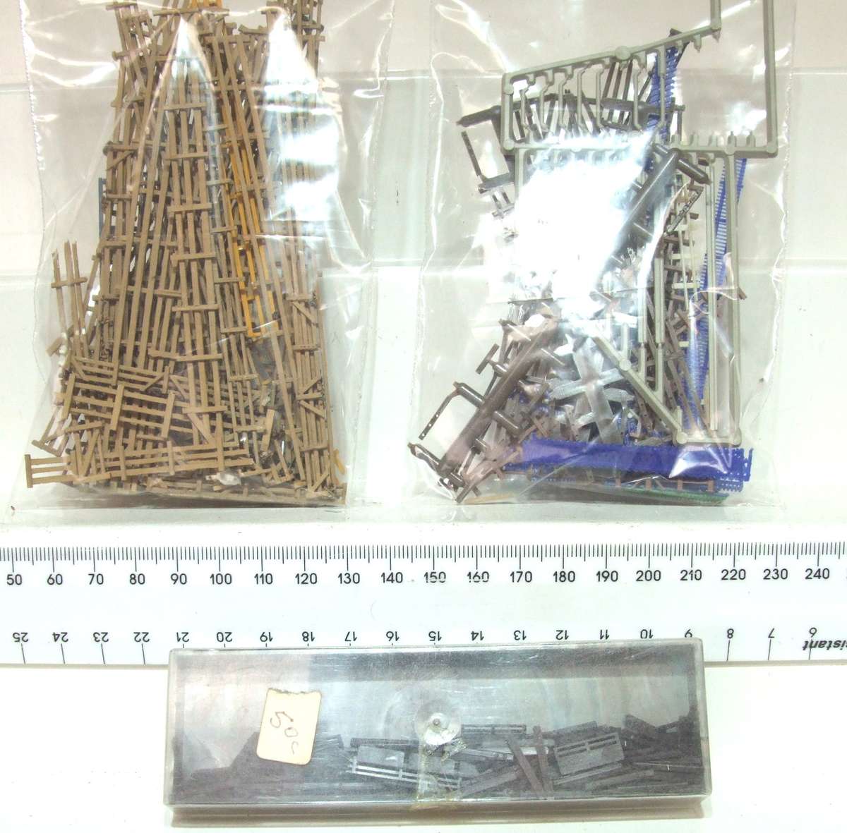 N-GAUGE: This Lot Of Fencing Items are up for Auction in Good Condition.(England)