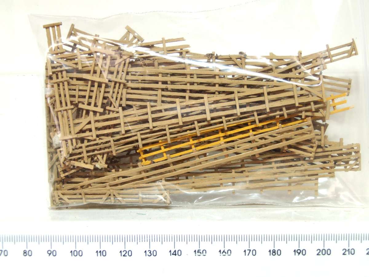 N-GAUGE: This Lot Of Fencing Items are up for Auction in Good Condition.(England)