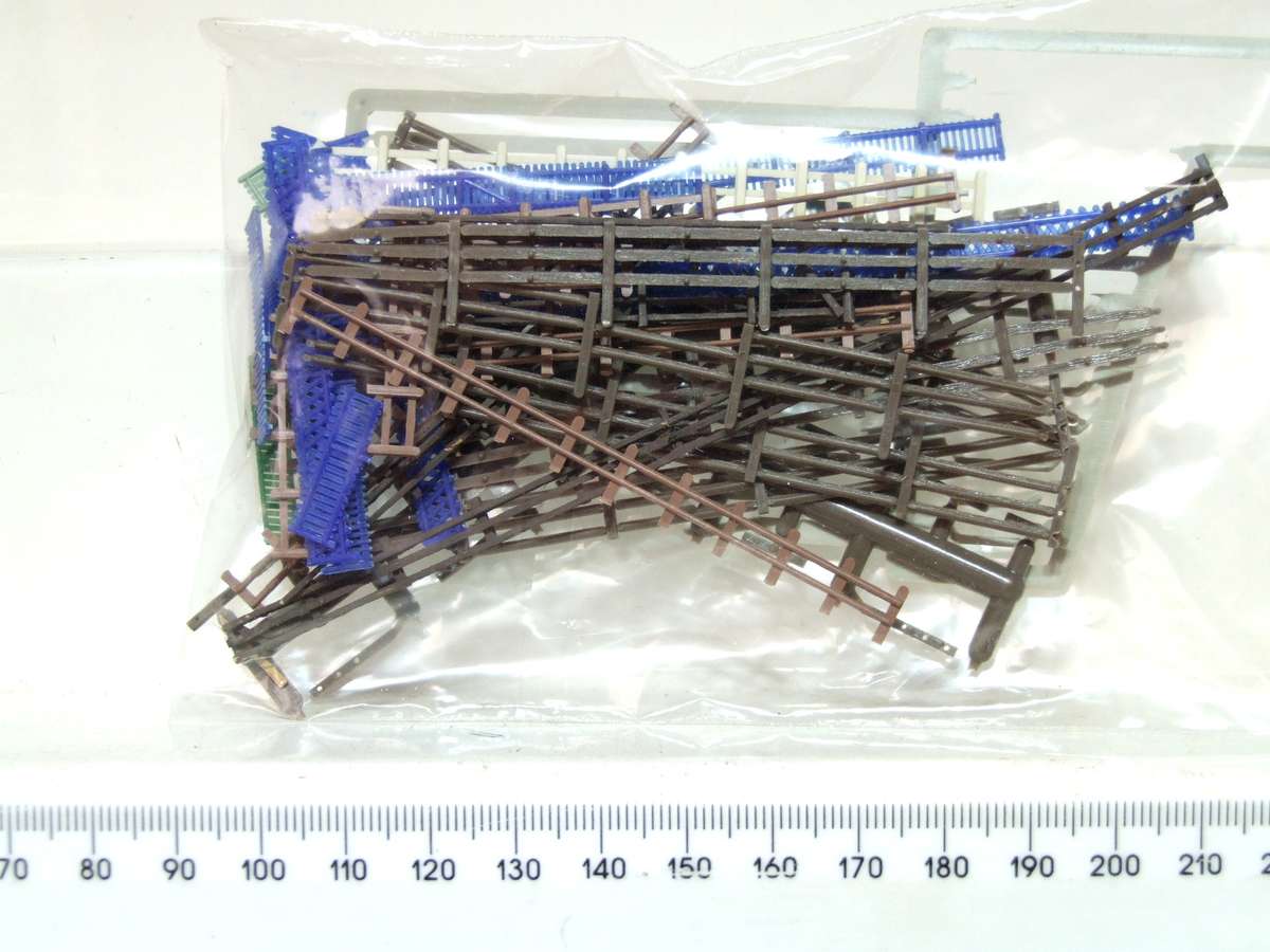 N-GAUGE: This Lot Of Fencing Items are up for Auction in Good Condition.(England)