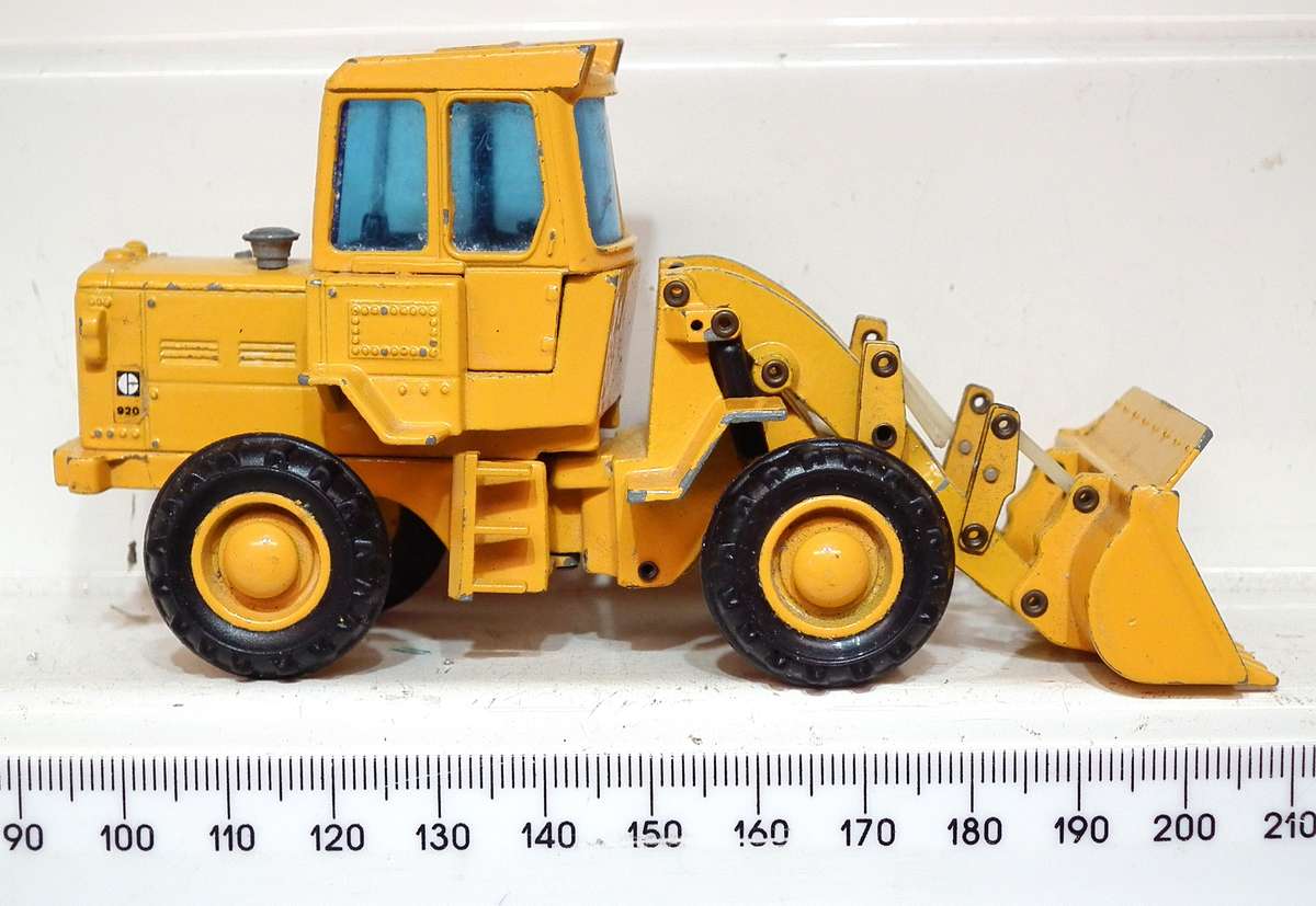 FOAL : Detailed CAT 920 Frontend Loader in Fair, Un-Boxed Used Condition.(Spain)