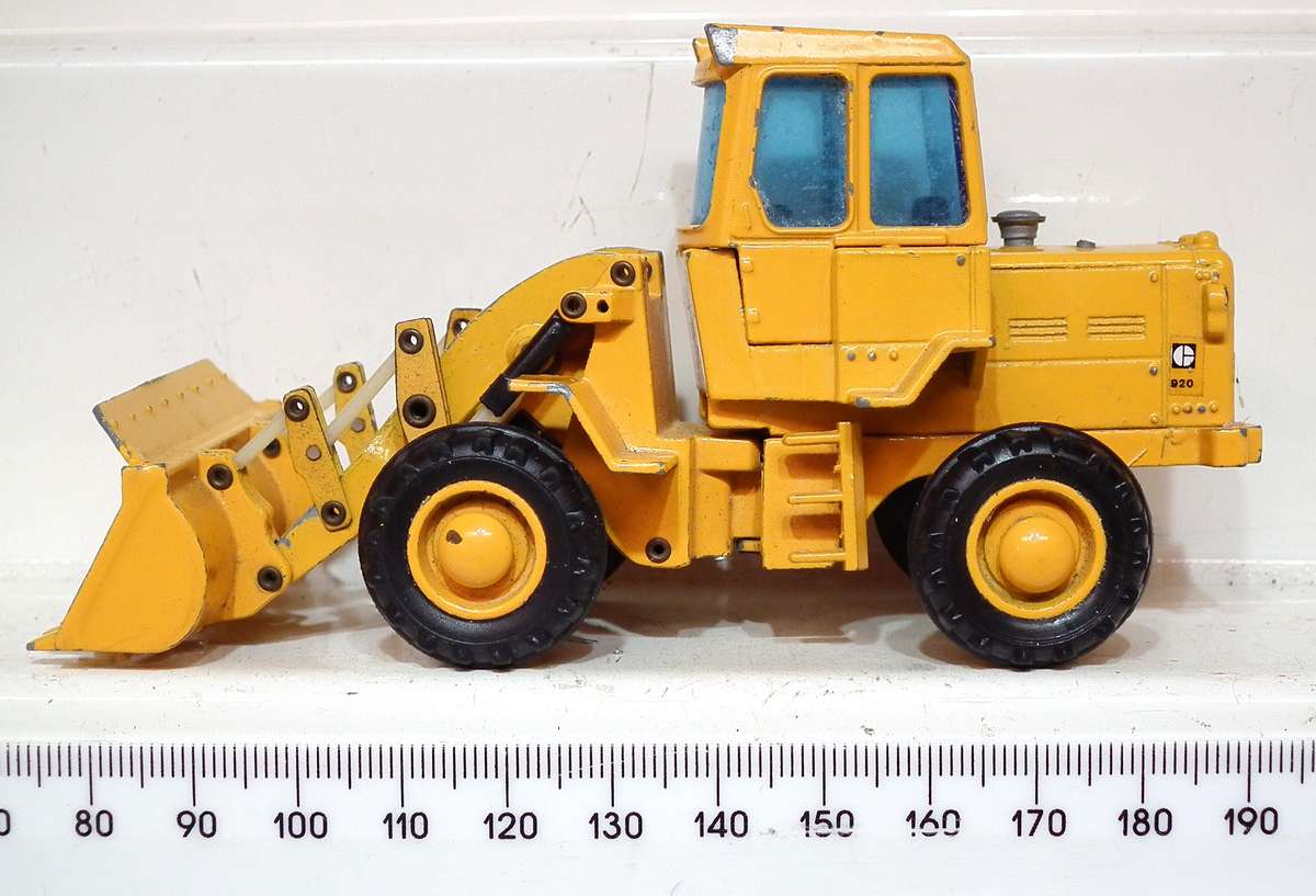 FOAL : Detailed CAT 920 Frontend Loader in Fair, Un-Boxed Used Condition.(Spain)