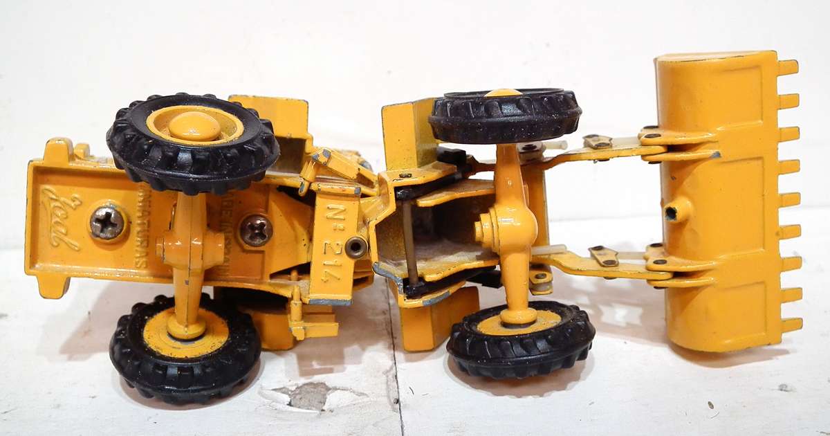 FOAL : Detailed CAT 920 Frontend Loader in Fair, Un-Boxed Used Condition.(Spain)