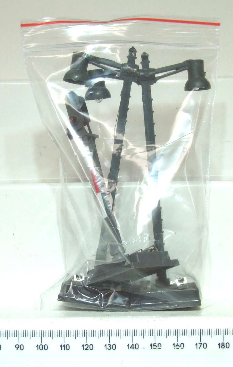 LIMA HO:  Plastic 12v Street Lights + Traffic Signal in Fair Used Operational Condition.(Italy)