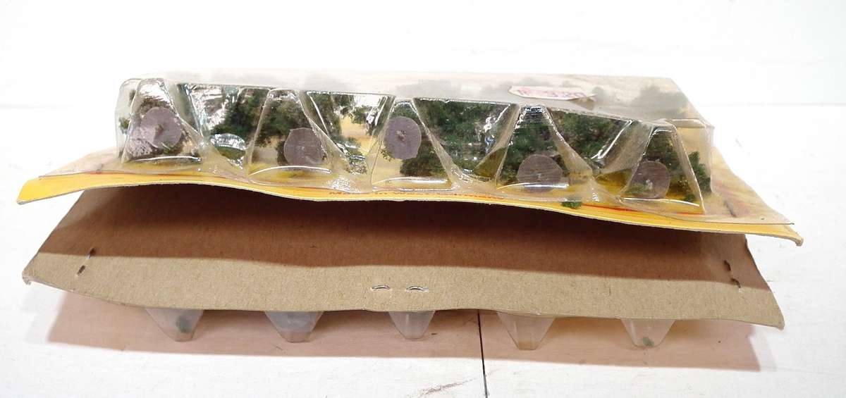 SCENERY N/HO: 8pc Small Trees in Good Packed Condition