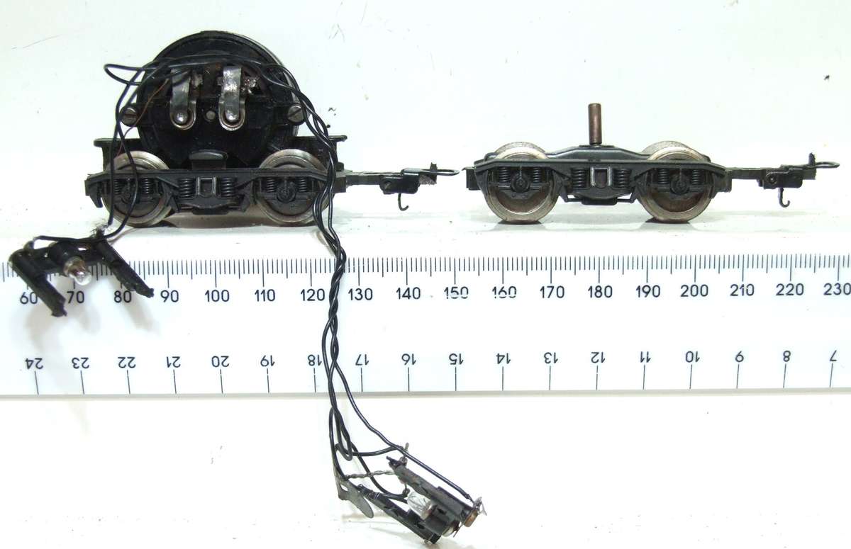 LIMA HO: SAR E5 Powered Loco Bogeys with Directional Lights  in Good Condition for Parts.(Italy)