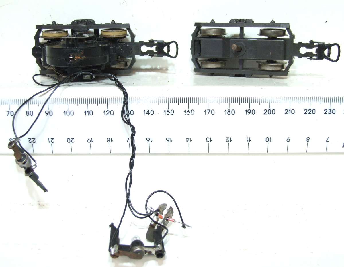 LIMA HO: SAR E5 Powered Loco Bogeys with Directional Lights  in Good Condition for Parts.(Italy)