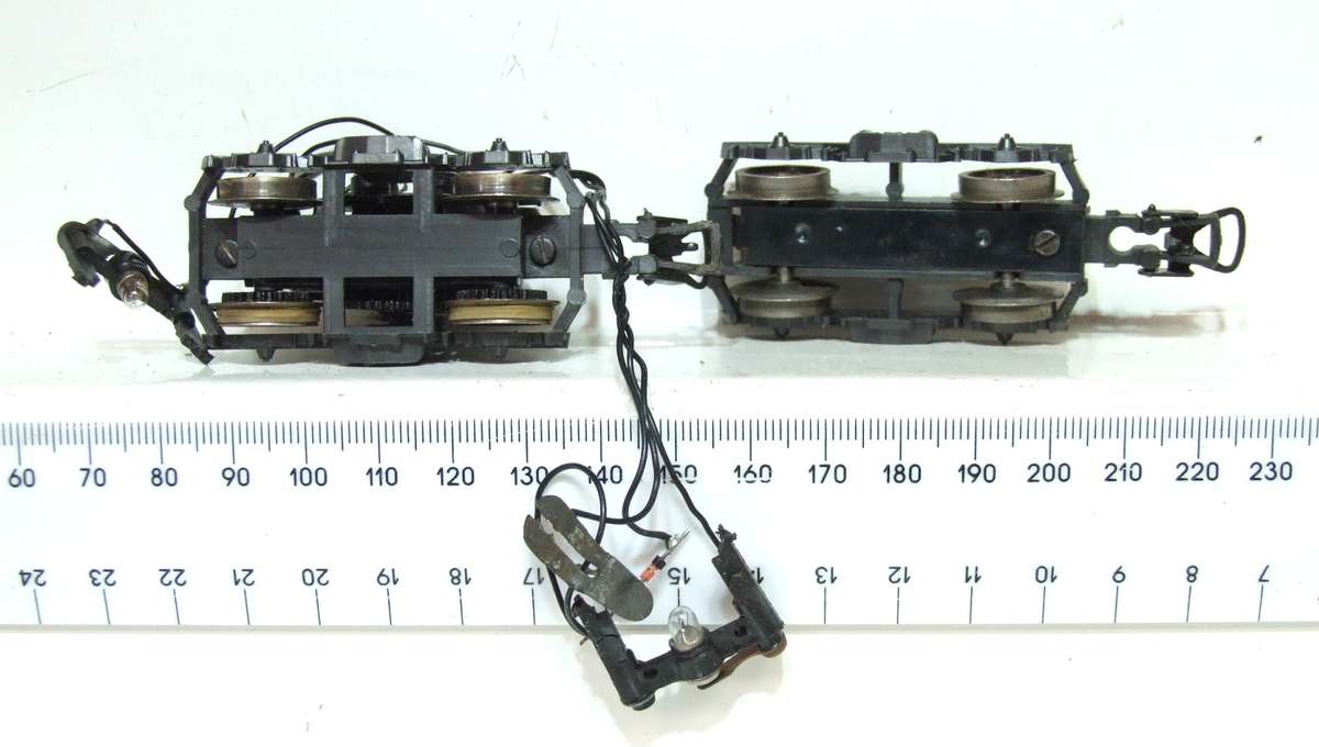 LIMA HO: SAR E5 Powered Loco Bogeys with Directional Lights  in Good Condition for Parts.(Italy)