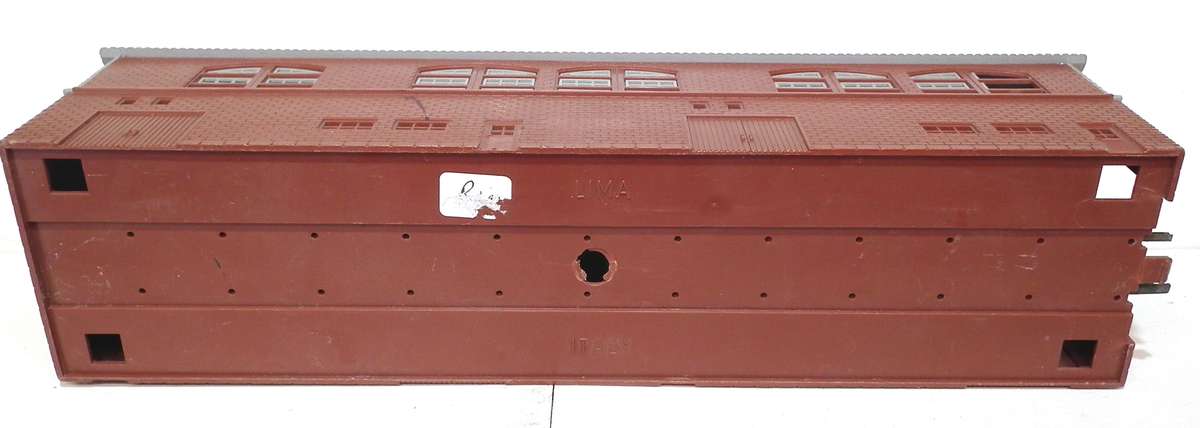 LIMA HO:  Incomplete Plastic Engine Shed in Fair Un-Boxed Condition.(Italy)