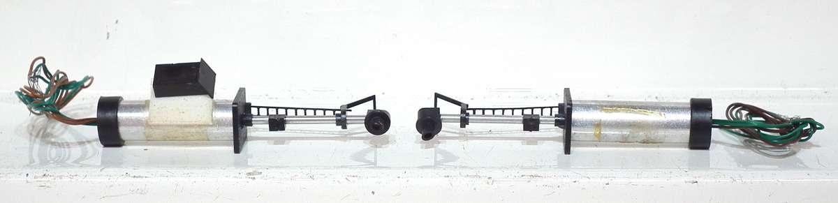 SCENERY N:  2pc N-Gauge Signals in Good Working, Un-Used Packaged Condition.(?)