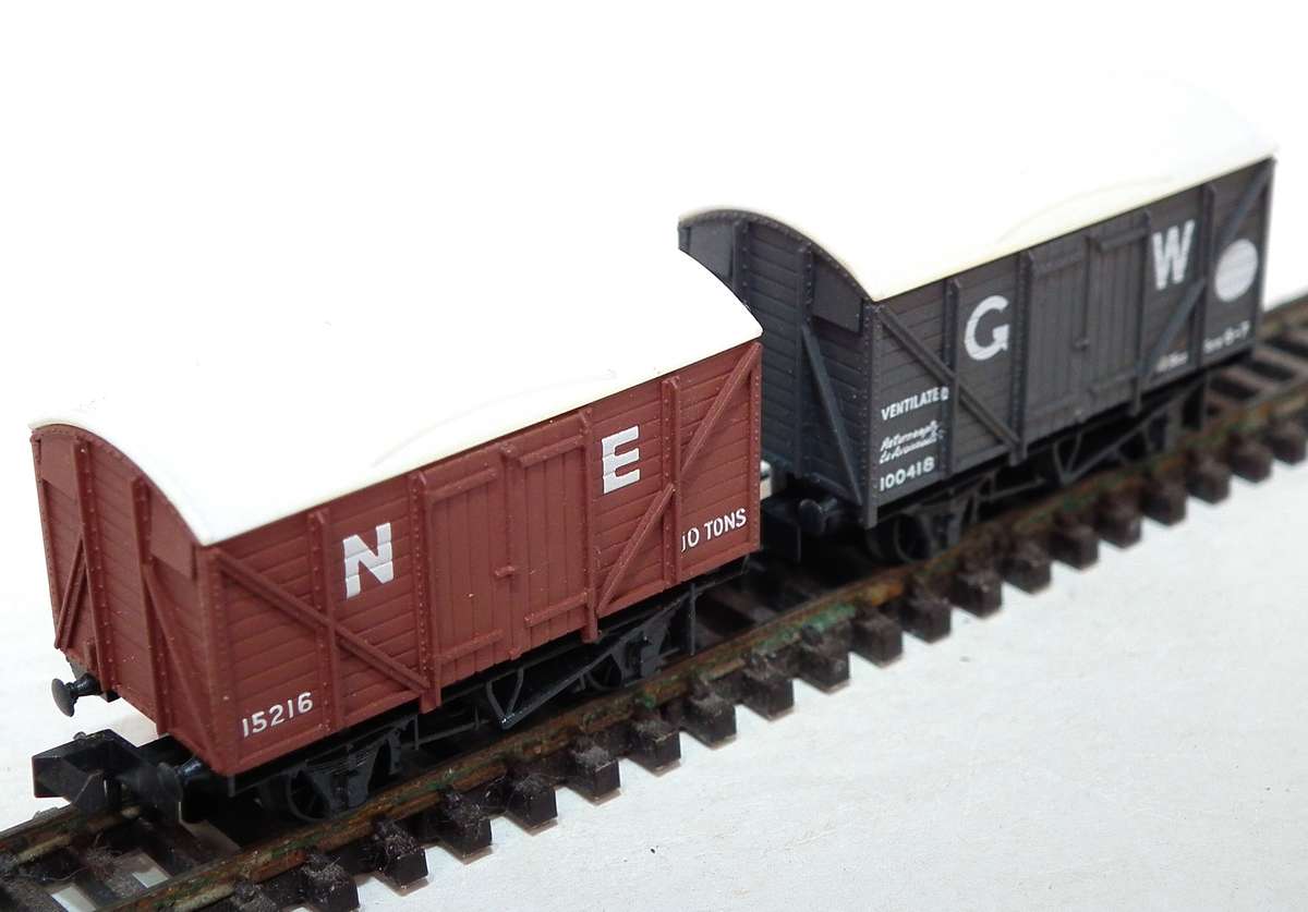 PECO N:  Vintage English  "LMS" 10T Closed Cars in Good Un-Boxed condition (Brittan)