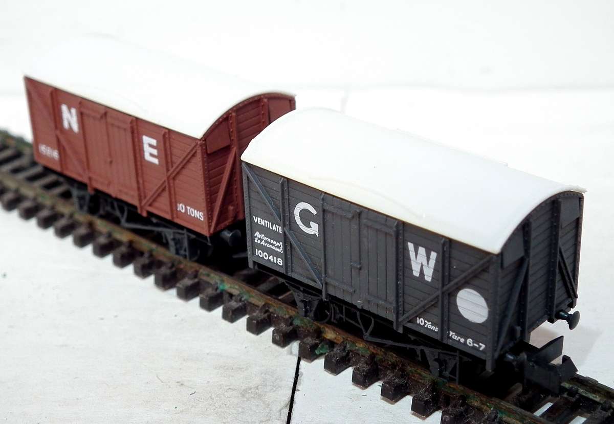 PECO N:  Vintage English  "LMS" 10T Closed Cars in Good Un-Boxed condition (Brittan)
