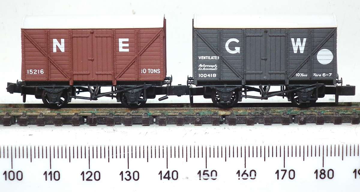 PECO N:  Vintage English  "LMS" 10T Closed Cars in Good Un-Boxed condition (Brittan)