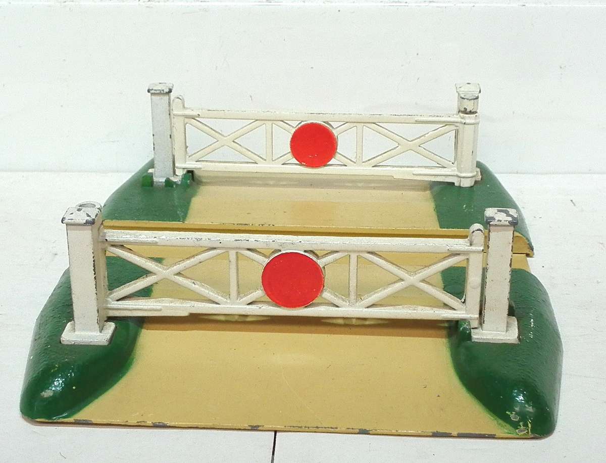 HORNBY DUBLO OO: Vintage English All Metal Road Crossing in Like New Un-Boxed condition(England)