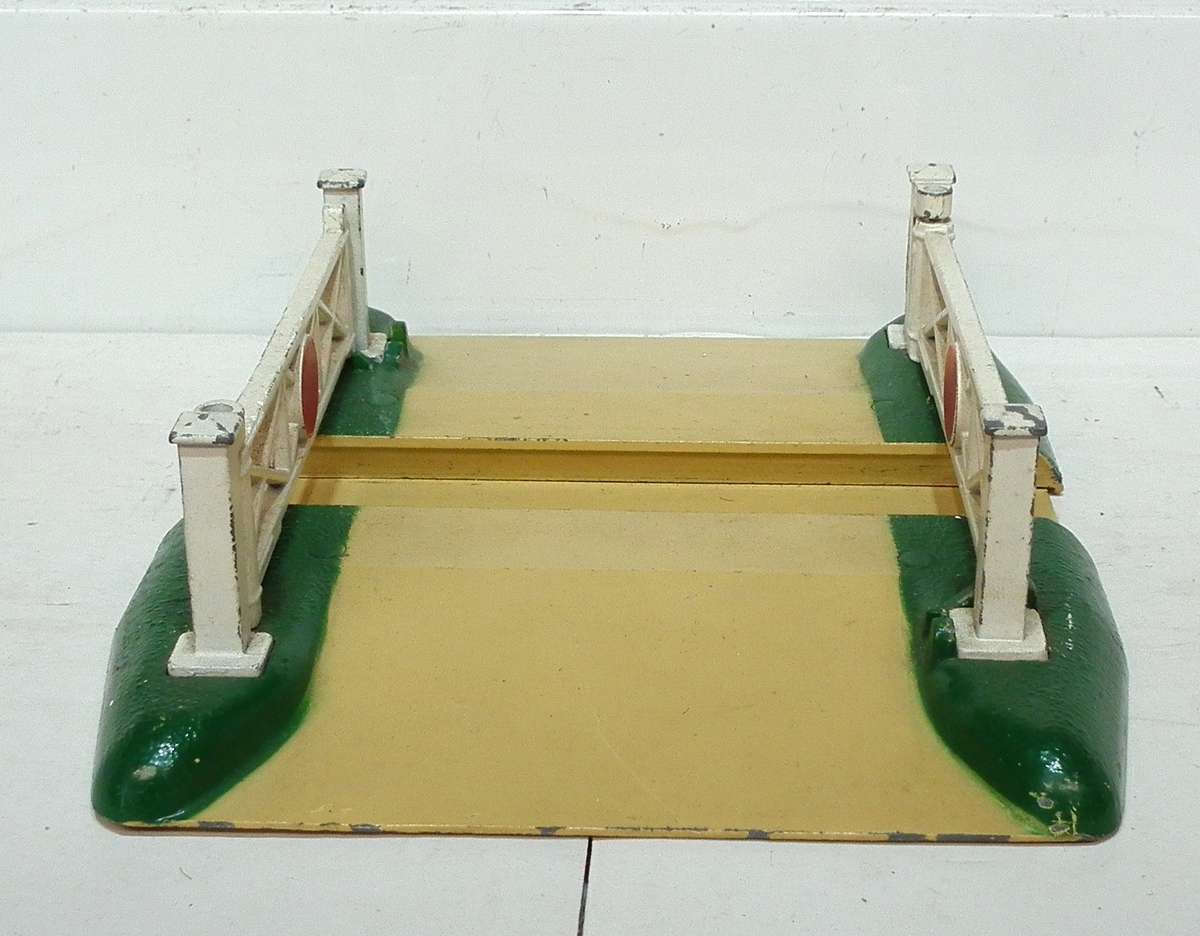 HORNBY DUBLO OO: Vintage English All Metal Road Crossing in Like New Un-Boxed condition(England)
