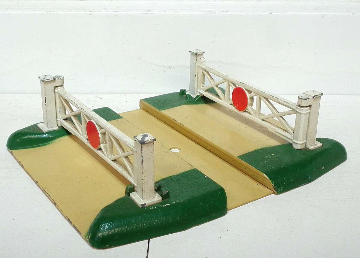 HORNBY DUBLO OO: Vintage English All Metal Road Crossing in Like New Un-Boxed condition(England)