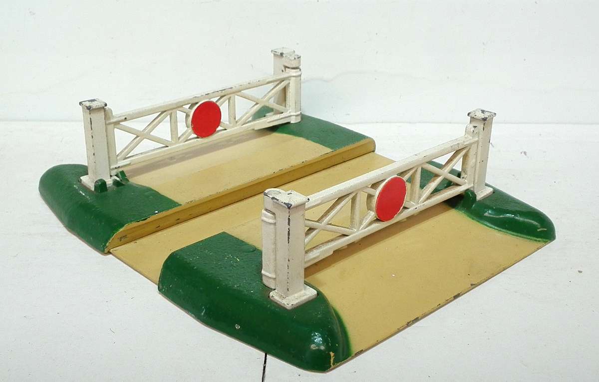HORNBY DUBLO OO: Vintage English All Metal Road Crossing in Like New Un-Boxed condition(England)