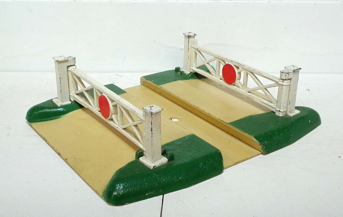 HORNBY DUBLO OO: Vintage English All Metal Road Crossing in Like New Un-Boxed condition(England)
