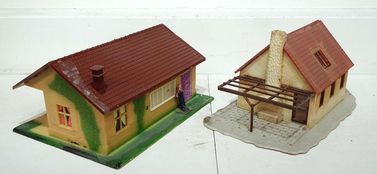 SCENERY HO:  2x Plastic Houses in SCRAP Condition, needs some TLC and Parts.