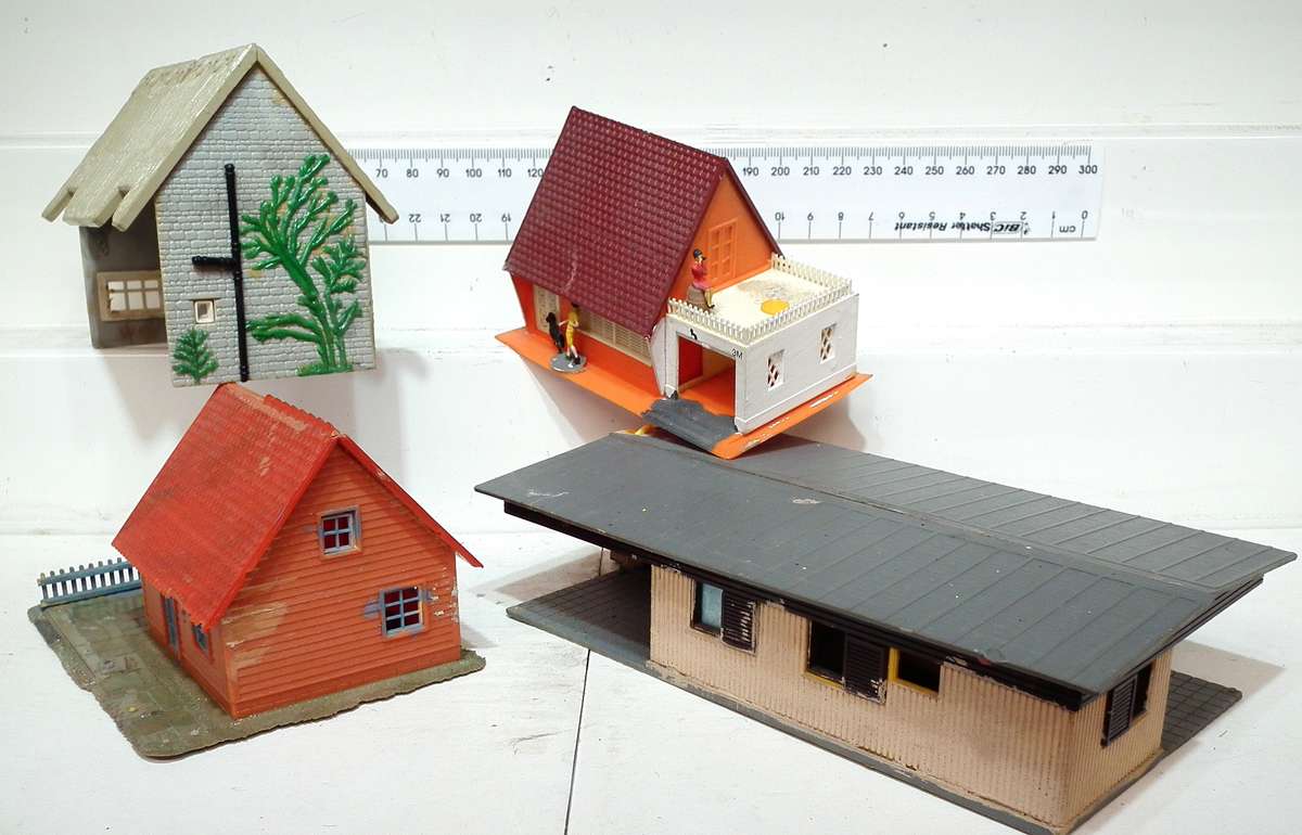 SCENERY HO:  4x Plastic Houses in SCRAP Condition, needs some TLC and Parts.