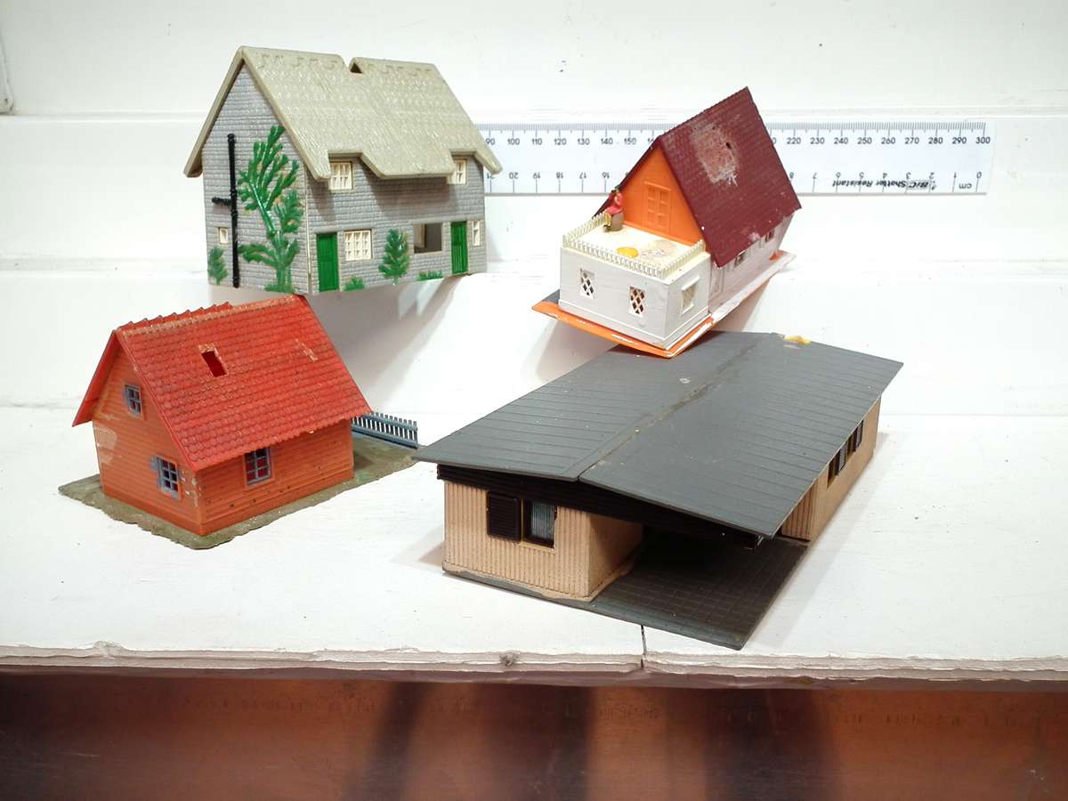 SCENERY HO:  4x Plastic Houses in SCRAP Condition, needs some TLC and Parts.