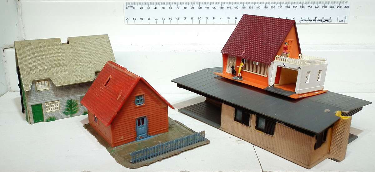 SCENERY HO:  4x Plastic Houses in SCRAP Condition, needs some TLC and Parts.